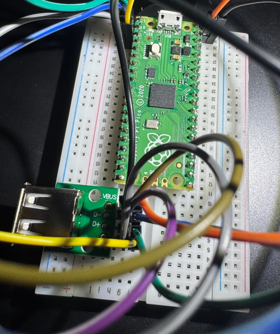 Zero-Hardwareprototyp: Mikrocontroller auf einem Steckbrett mit USB-Anschluss und verdrahteten Bauteilen.